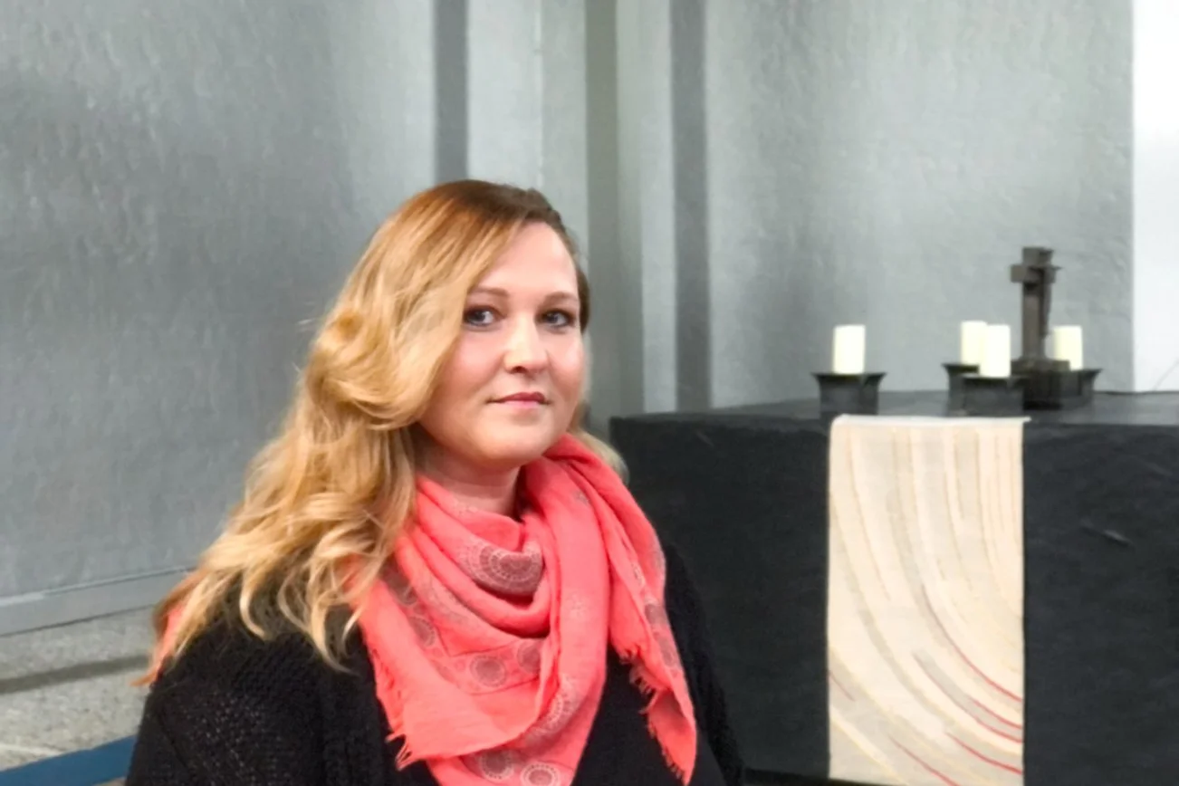 Eine Frau steht in einer Kirche