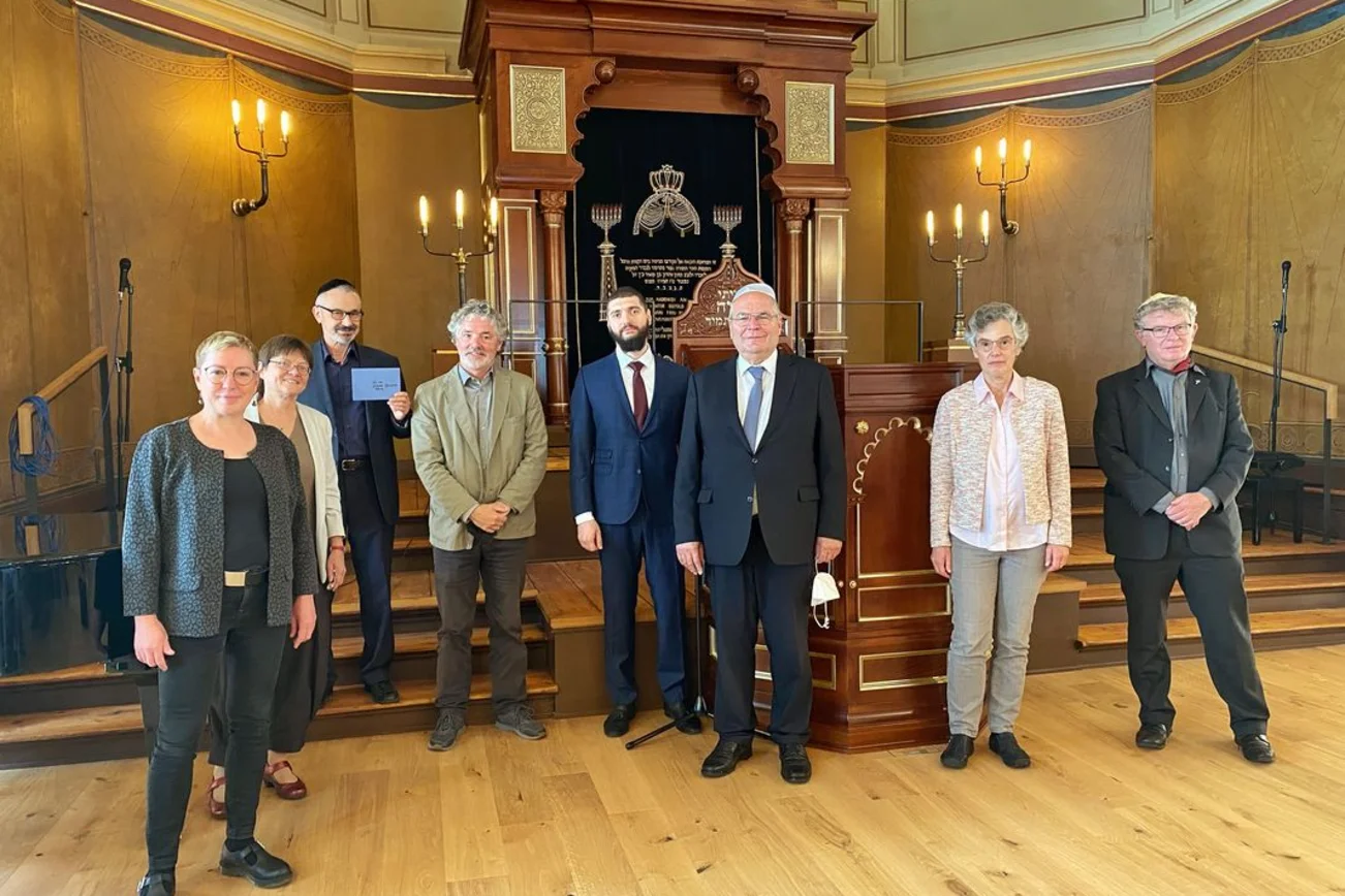 Gruppe an Personen in der Synagoge