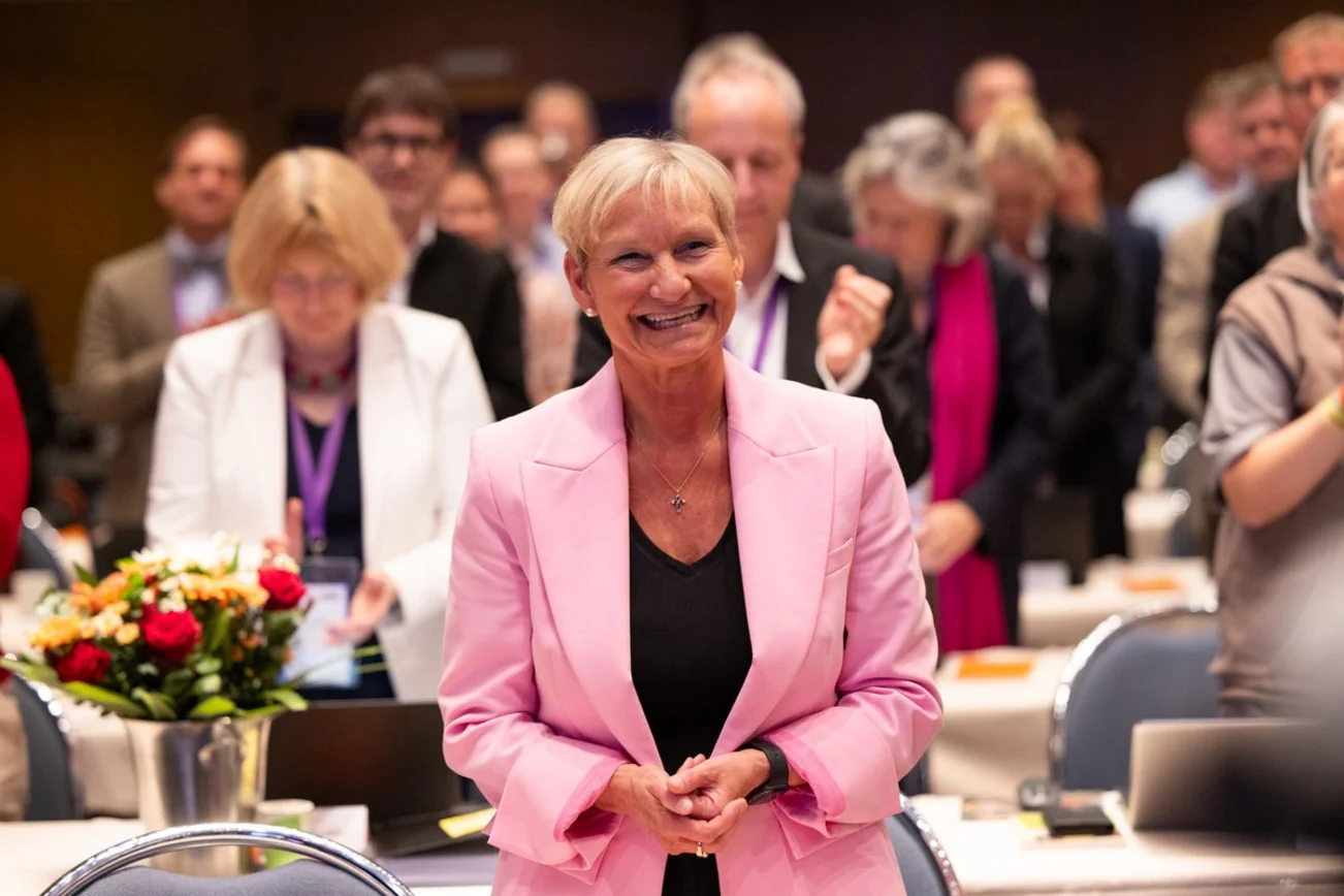 Eine Frau freut sich 