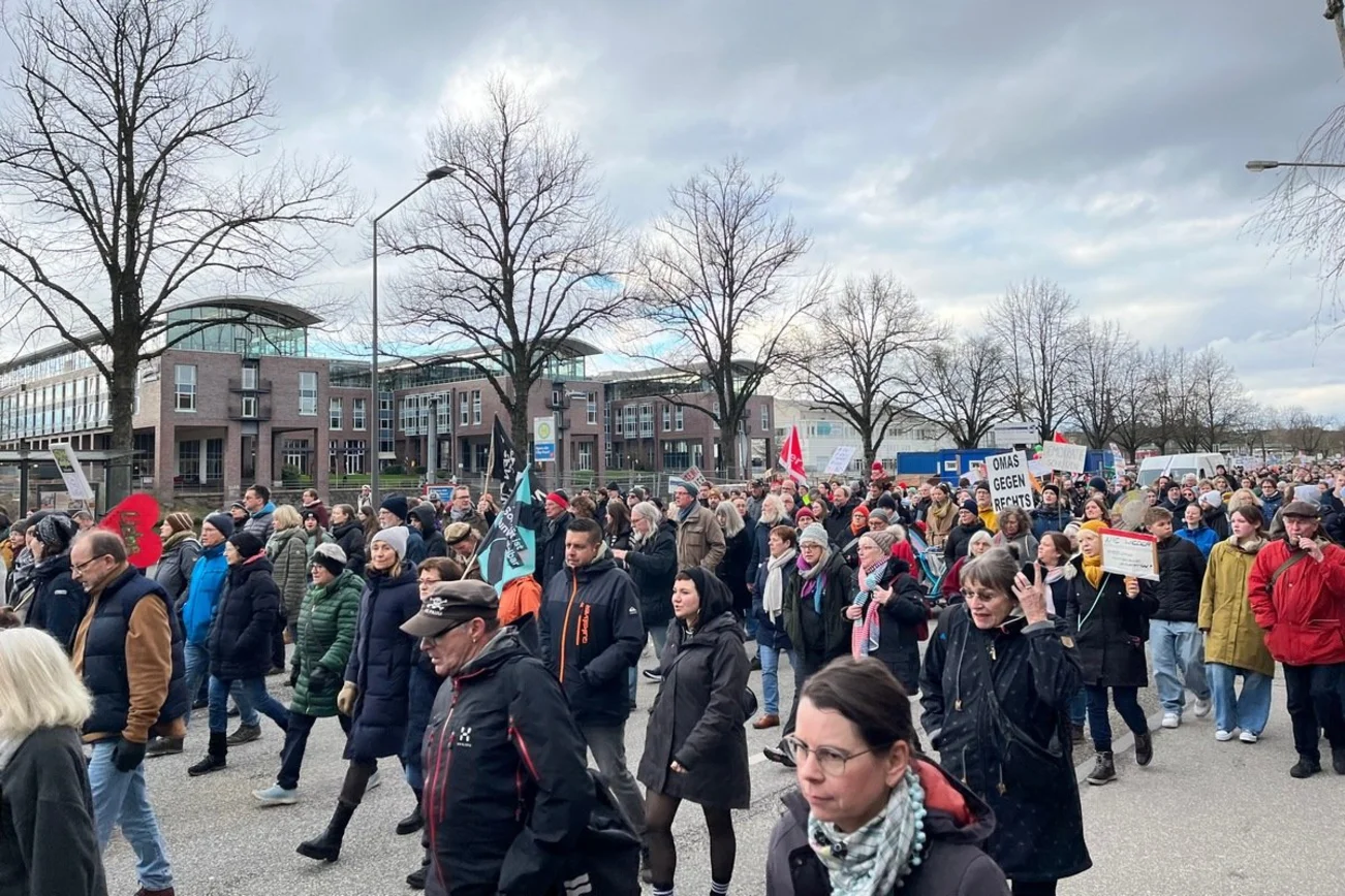Viele Menschen gehen zusammen.