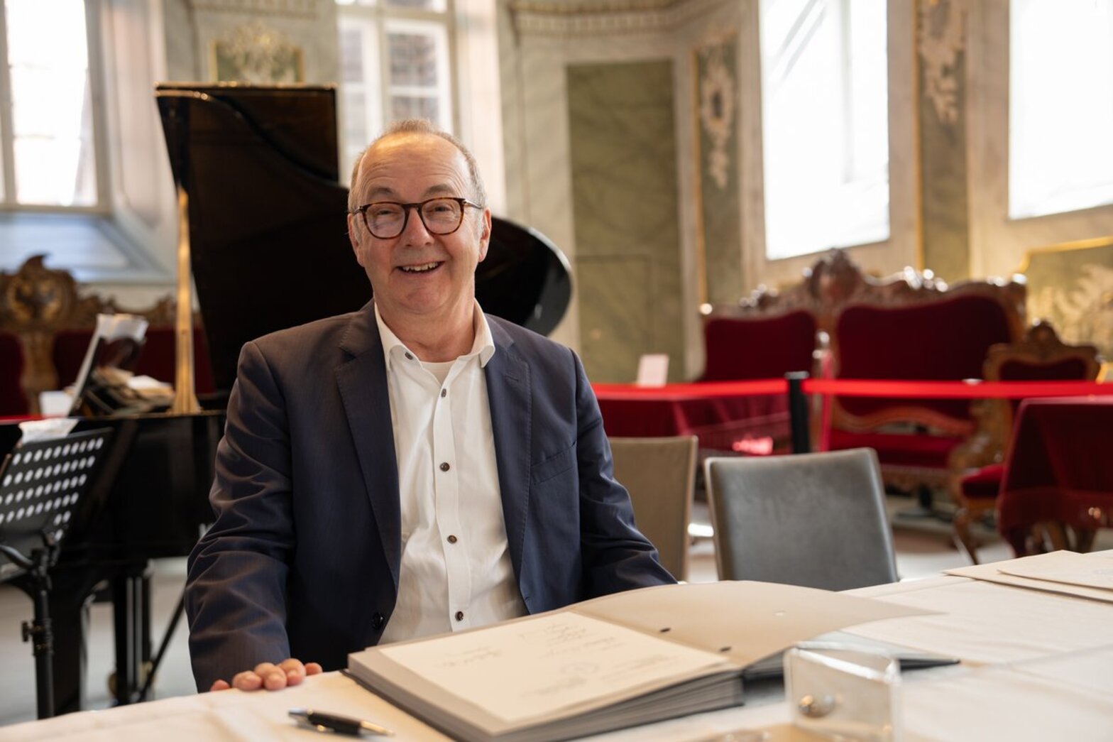 Ein Mann lacht in die Kamera.