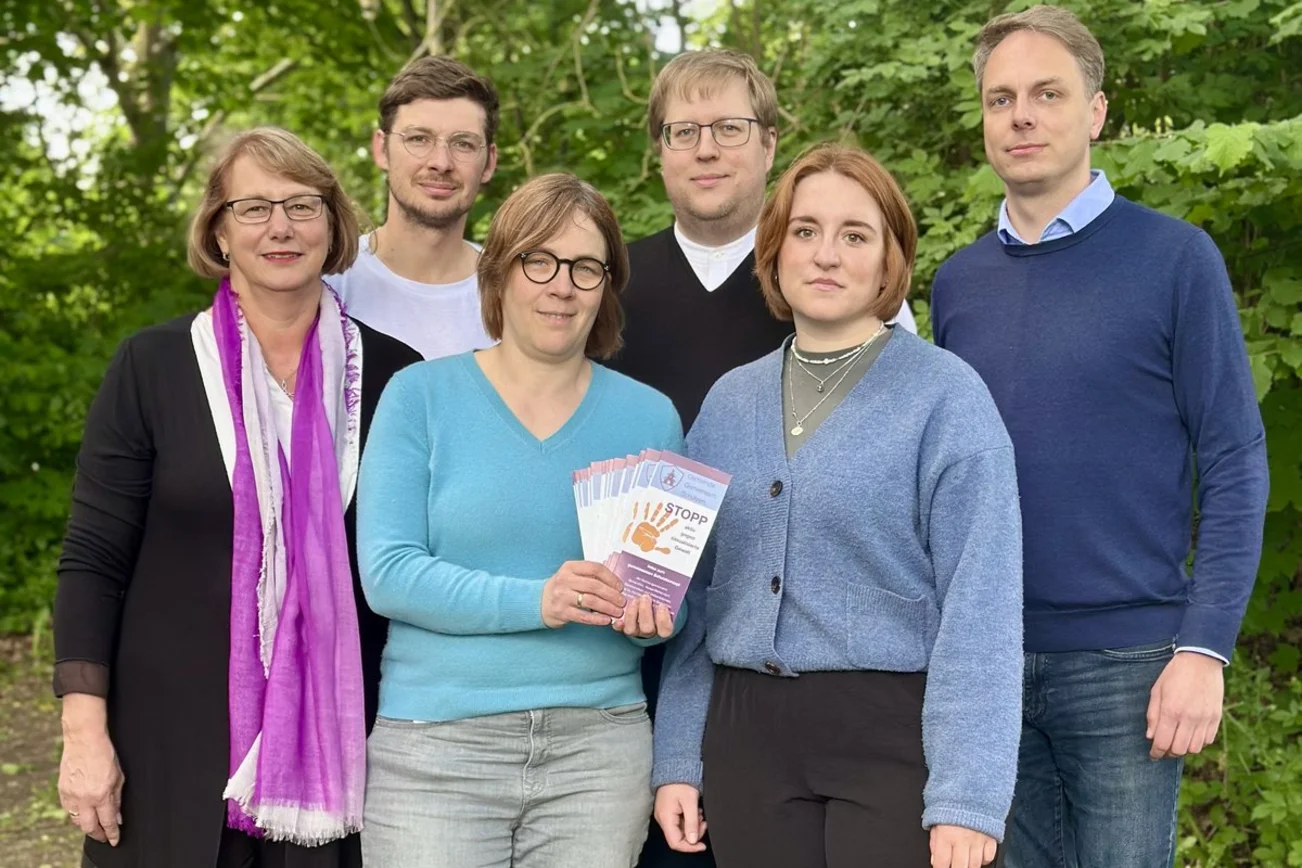 Menschen schauen in die Kamera