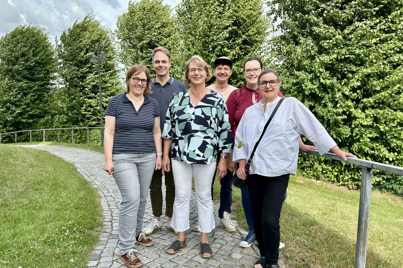 Menschen schauen in die Kamera