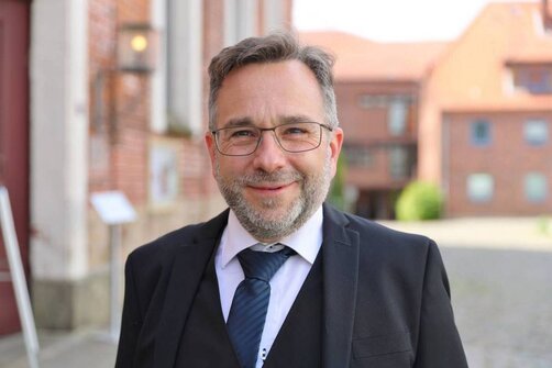 Mann lächelt in die Kamera