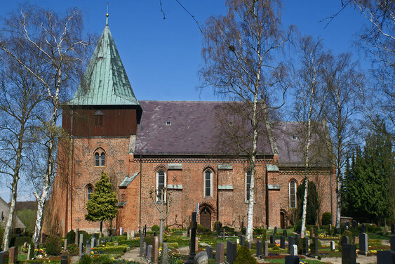Außenansicht der St.-Johannis-Kirche in Krummesse, von der Seite - Copyright: Manfred Maronde