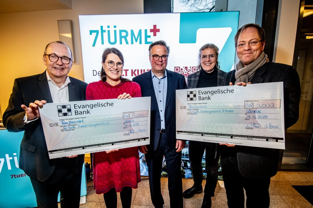 Menschen freuen sich und halten zwei Schecks in den Händen