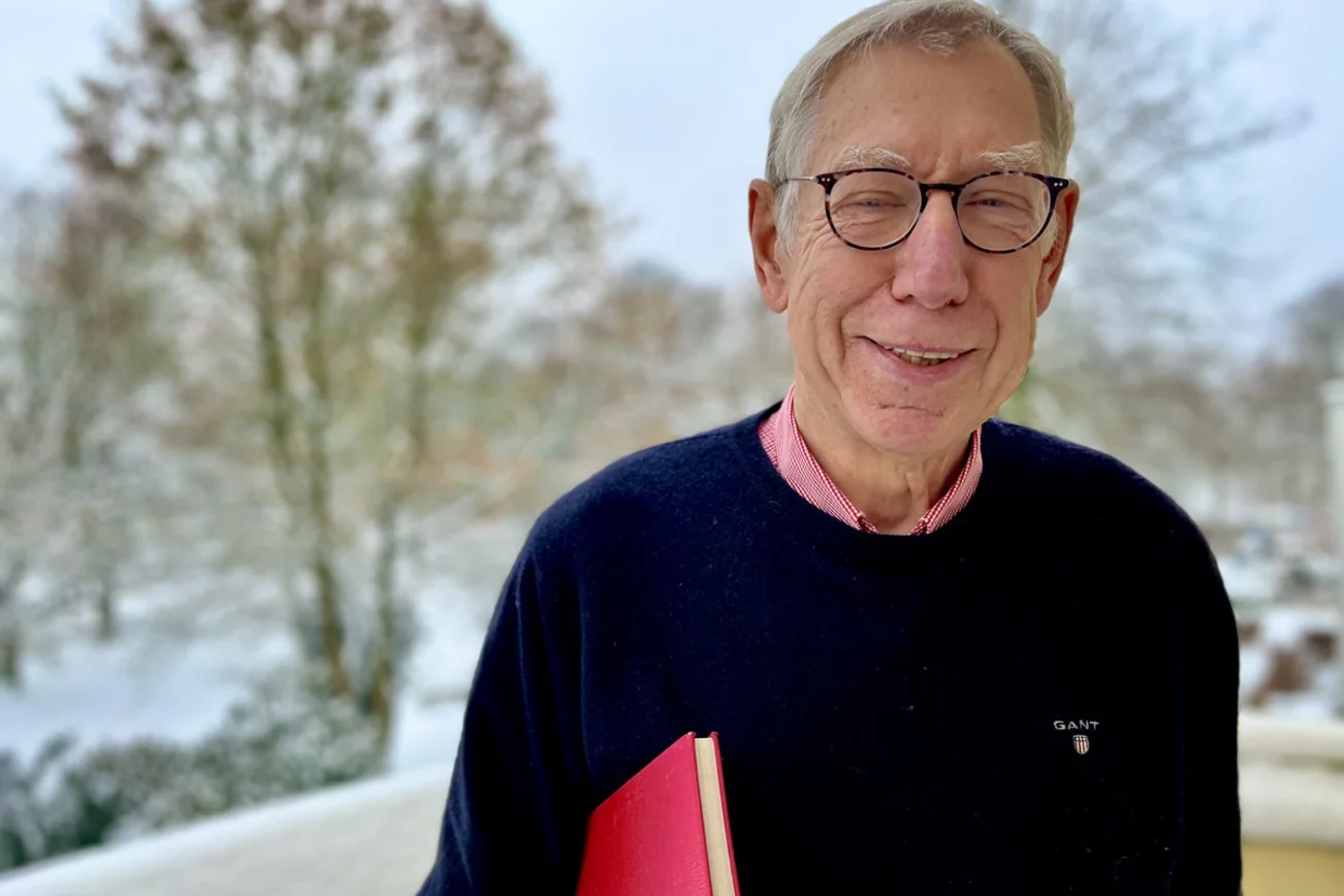 Ein Mann schaut in die Kamera. 