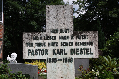 Grabkreuz des ehemaligen Pastors Karl Diestel 1885-1949 - Copyright: Ev.-Luth. Kirchengemeinde Breitenfelde