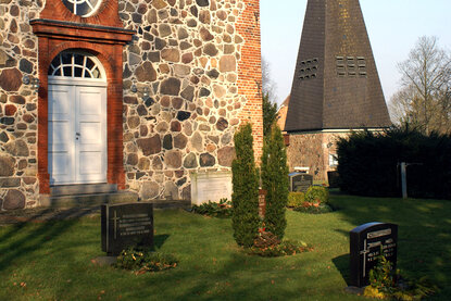 Friedhof vor der St.-Andreas-Kirche Sahms - Copyright: Ev.-Luth. Kirchenkreis Lübeck-Lauenburg