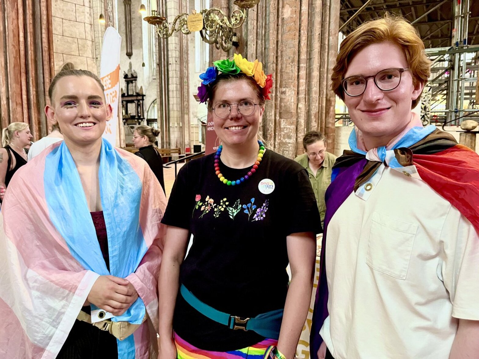 Drei Personen in einer Kirche. 