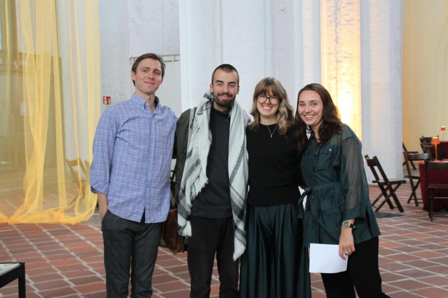 Gruppenbild mit vier Personen in einer Kirche