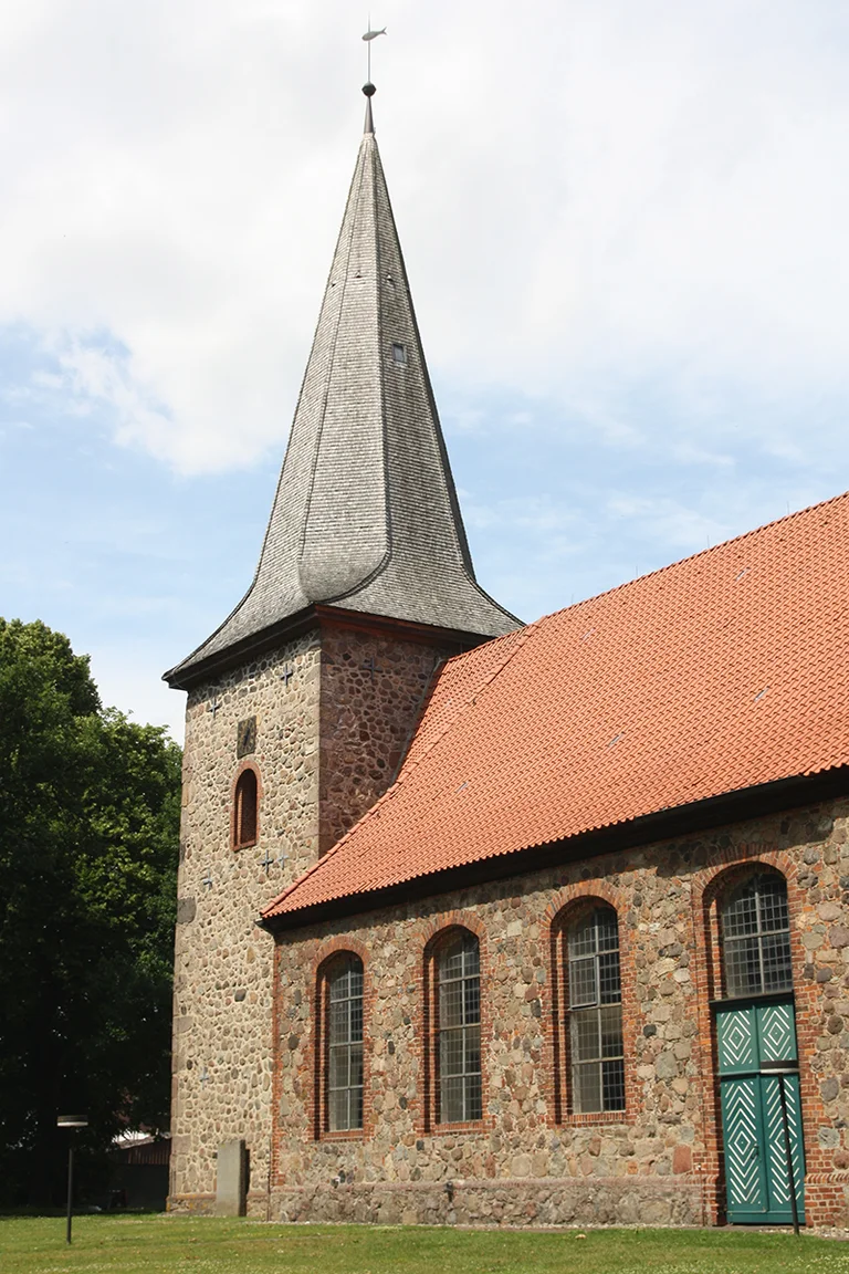 Außenansicht der St.-Johannis-Kirche in Siebeneichen