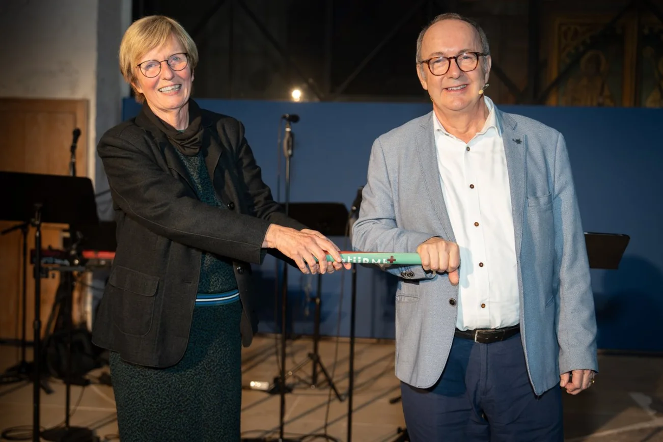 Zwei Menschen in einer Kirche 