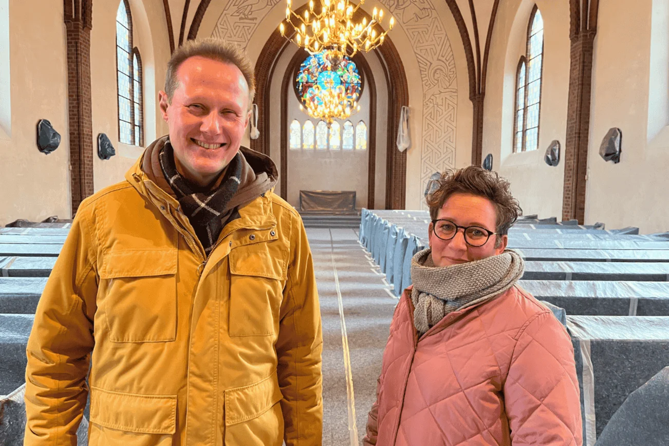 Mann und Frau schauen in die Kamera