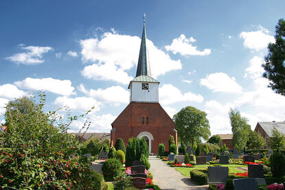 Gräber vor der St.-Marien-Kirche - Copyright: Ev.-Luth. Kirchenkreis Lübeck-Lauenburg