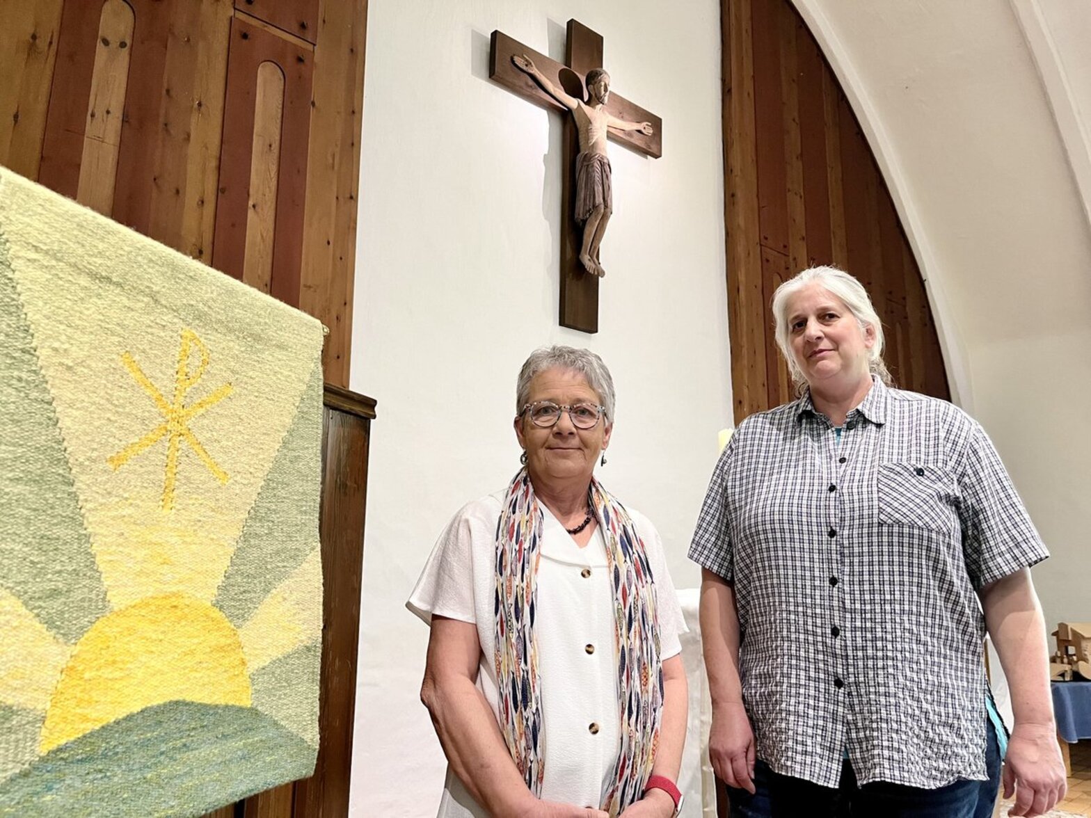 Zwei Frauen in einer Kirche