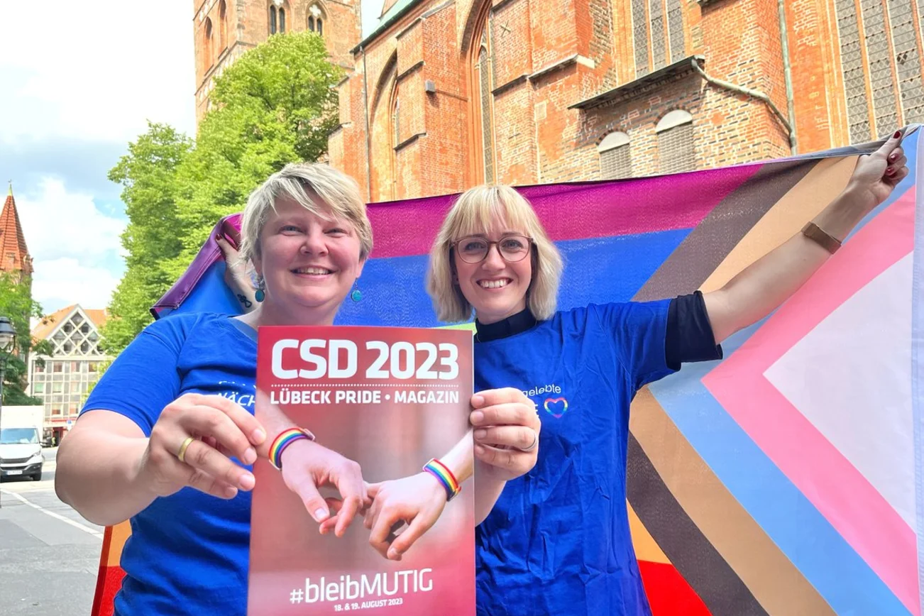 Zwei Frauen von St. Marien mit einer Regenbogen-Flagge