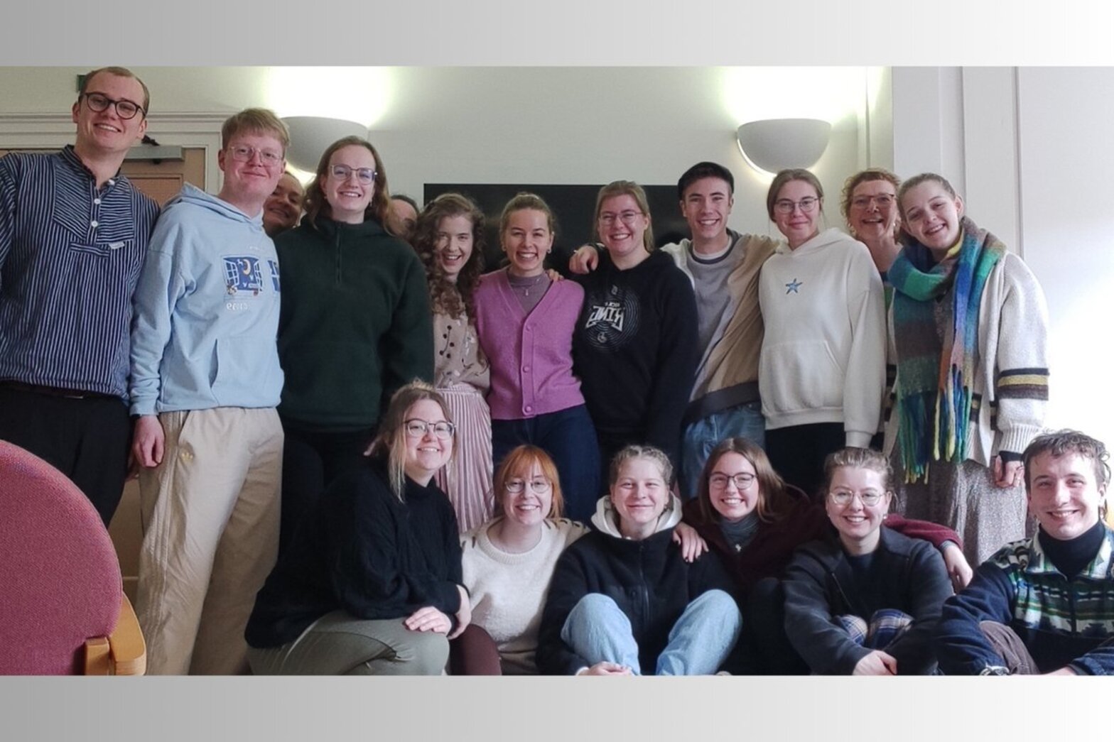 Eine Gruppe junger Menschen. 