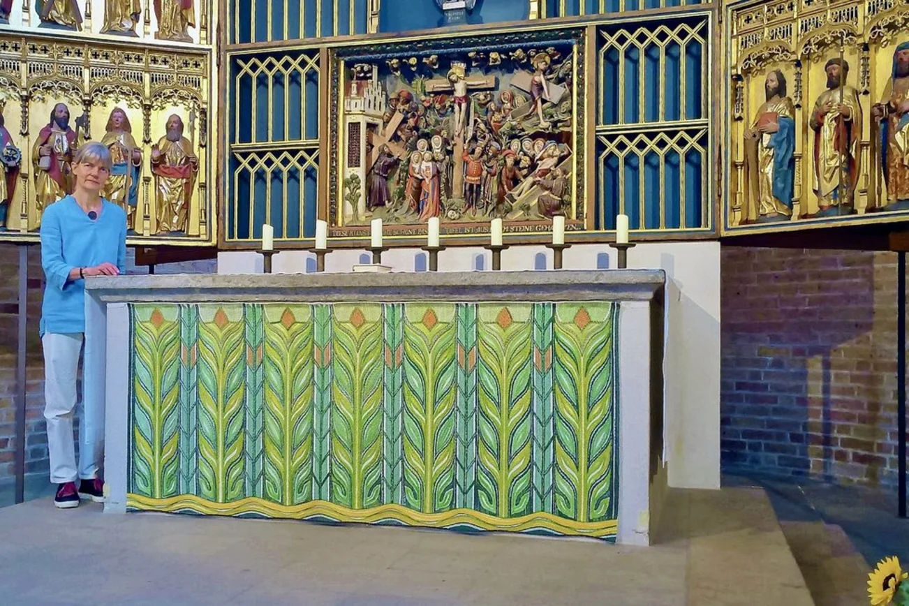 Eine Frau in einer Kirche