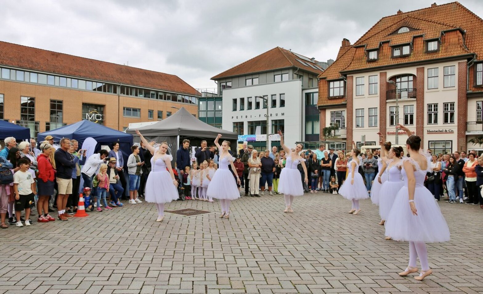 Menschen tanzen auf einem Platz