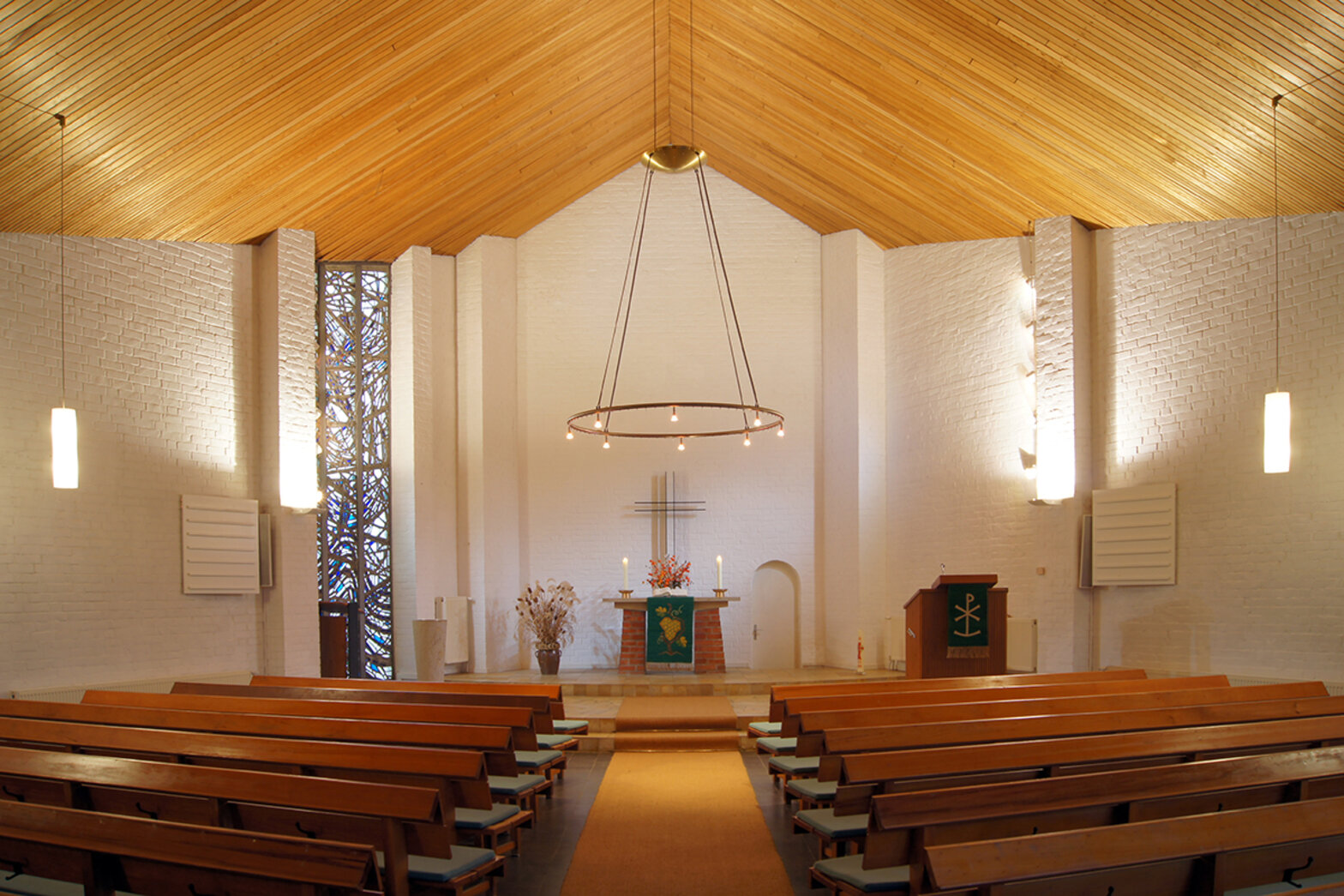 Innenansicht der Heilig-Kreuz-Kirche in Börnsen mit Blick auch den Altar