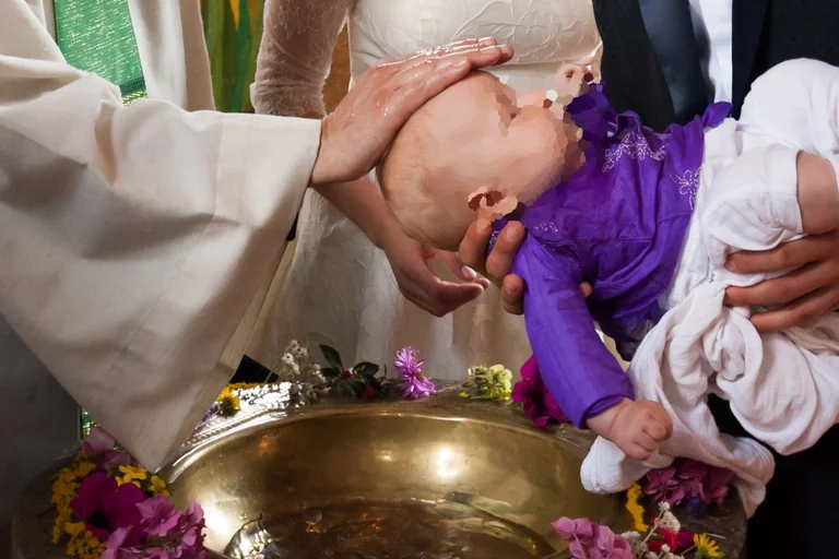 Taufe eine kleinen Kindes mit Brautpaar