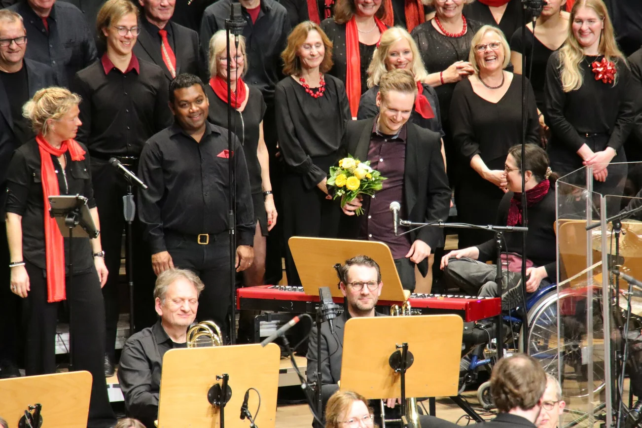 Mitwirkende aus Chor und Orchester auf der Bühne.