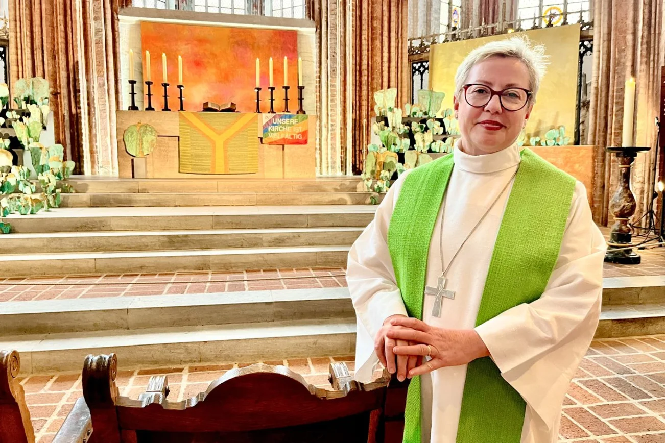 Eine Frau in einer Kirche