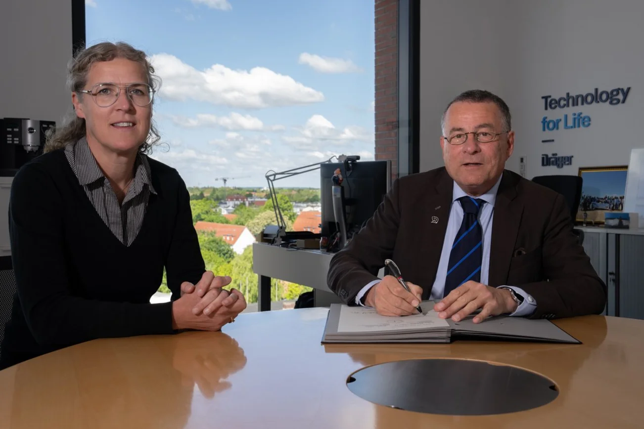 Zwei menschen schauen in die Kamera