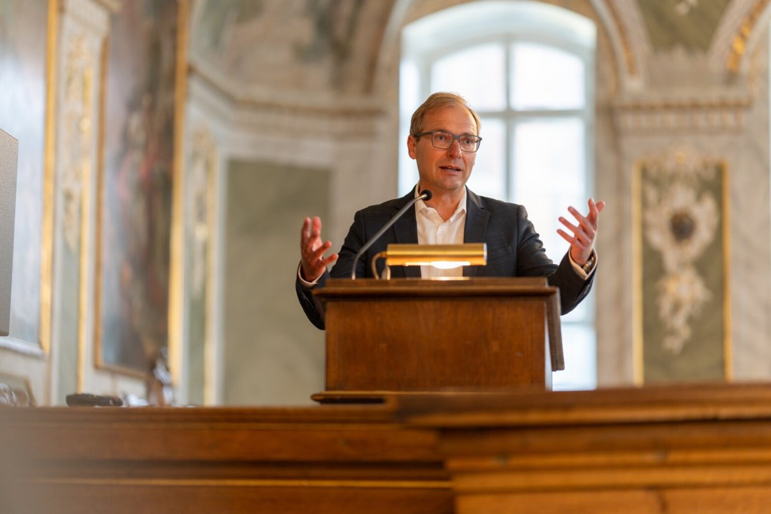 Ein Mann steht hinter einem Rednerpult