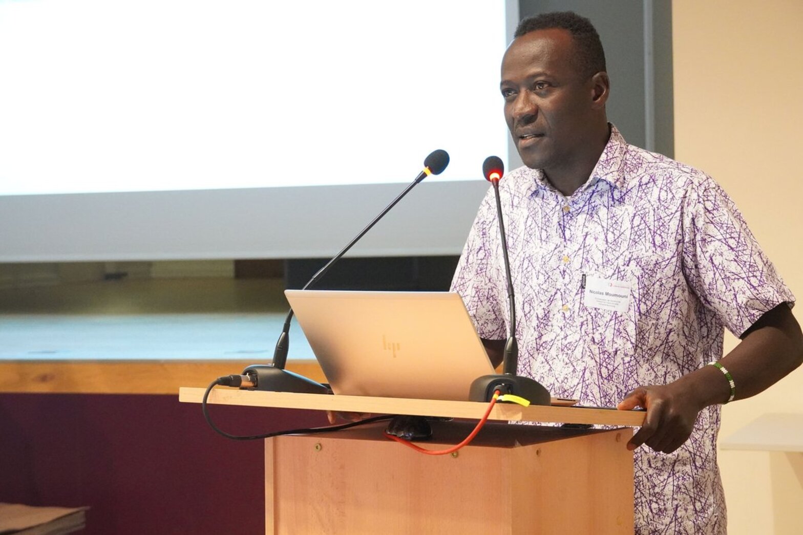 Ein Schwarzer Mann steht an einem Rednerpult. 