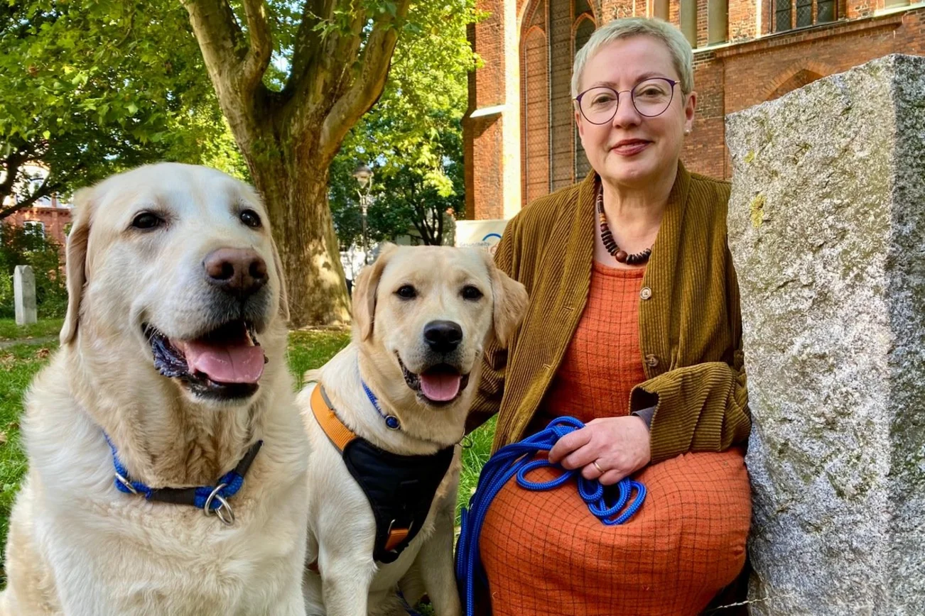 Pröpstin Kallies mit ihrern beiden Labradoren