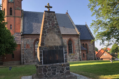 Denkmal mit den Namen der Gefallenen und Vermissten der Gemeinde Breitenfelde von beiden Weltkriegen - Copyright: Ev.-Luth. Kirchengemeinde Breitenfelde