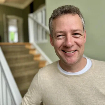 Ein Mann lächelt in die Kamera