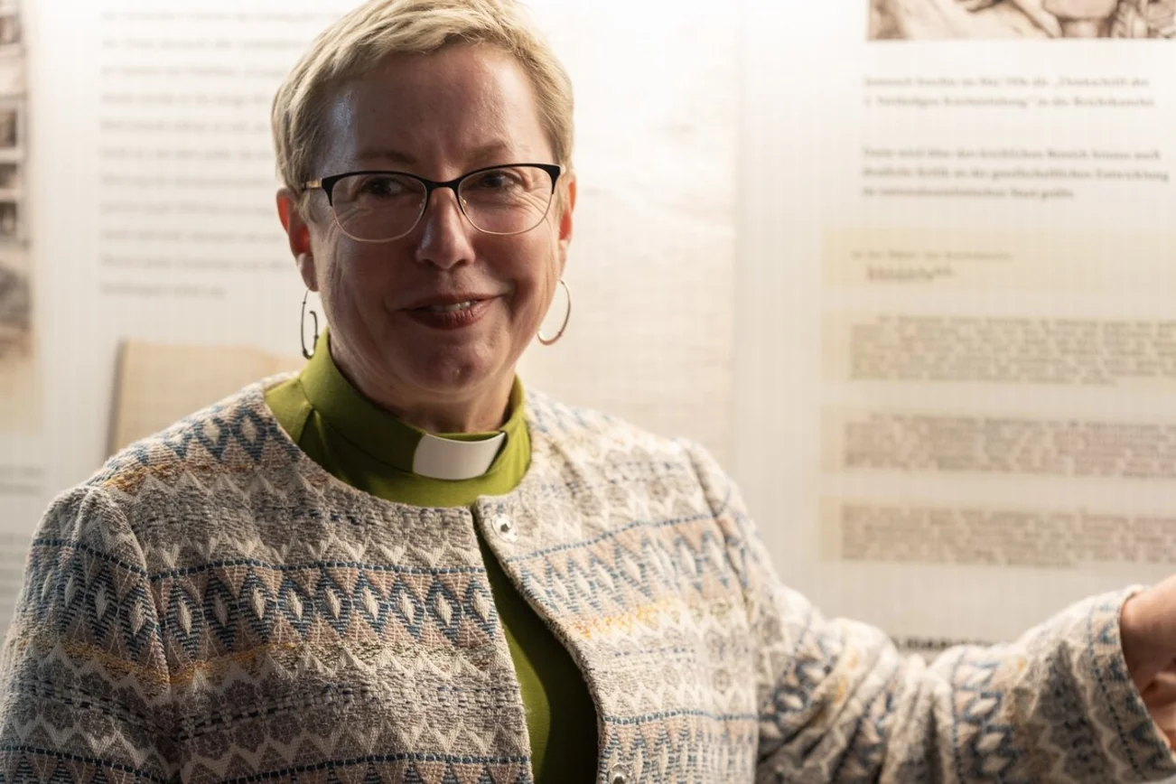 Eine Frau in einer Kirche