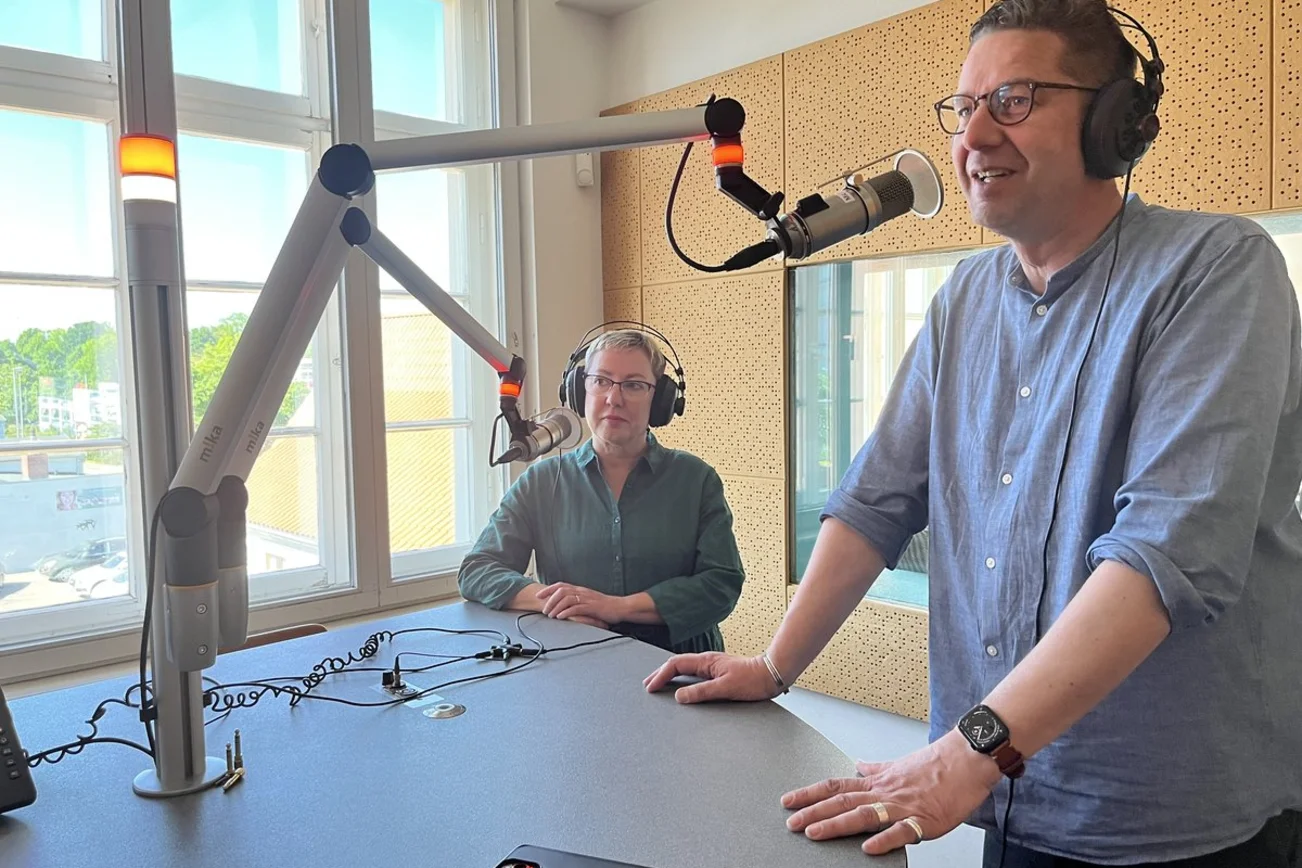 Zwei menschen in einem Studio