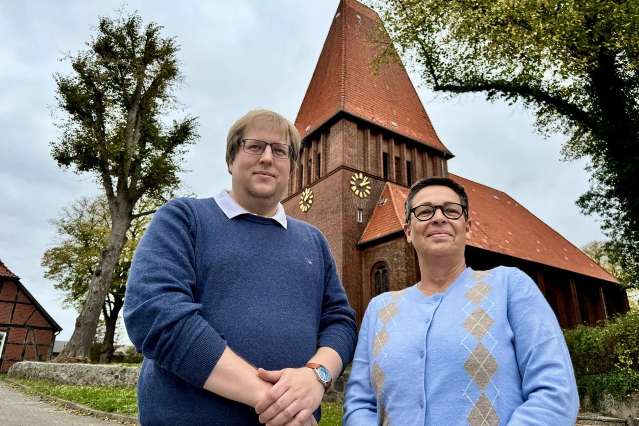 Zwei menschen stehen vor einer Kirche 