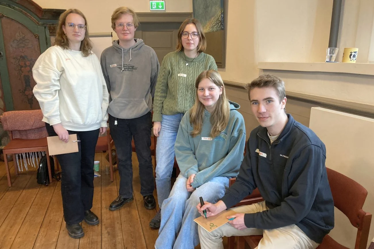 Fünf junge Menschen schauen in die Kamera.