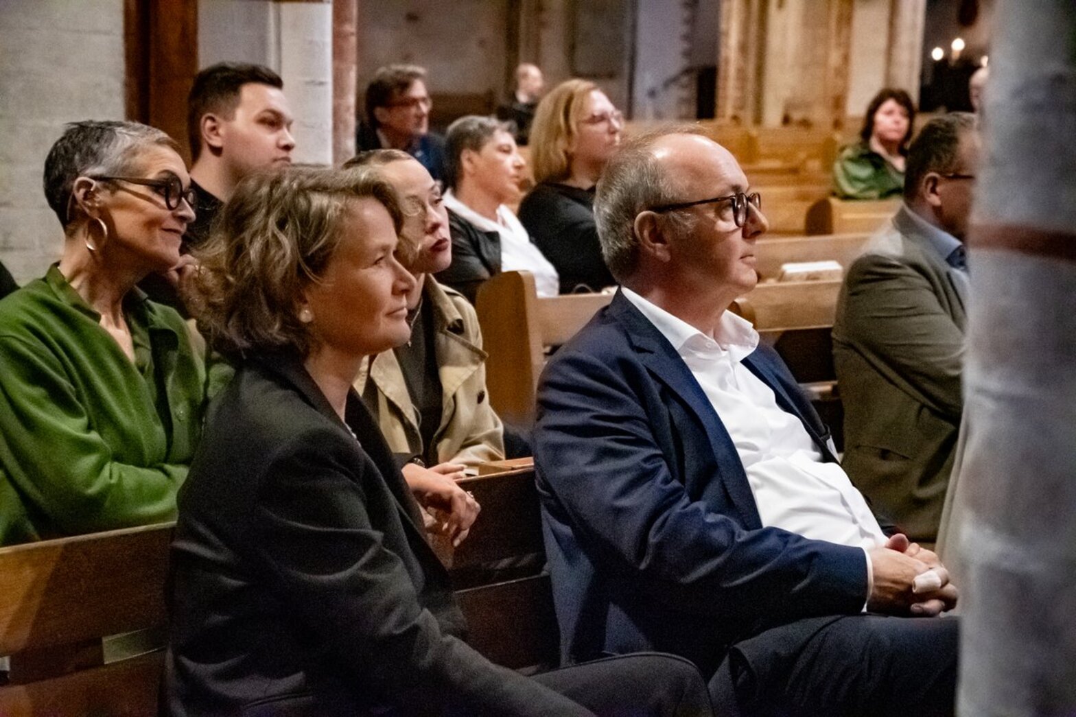 Menschen in einer Kirche