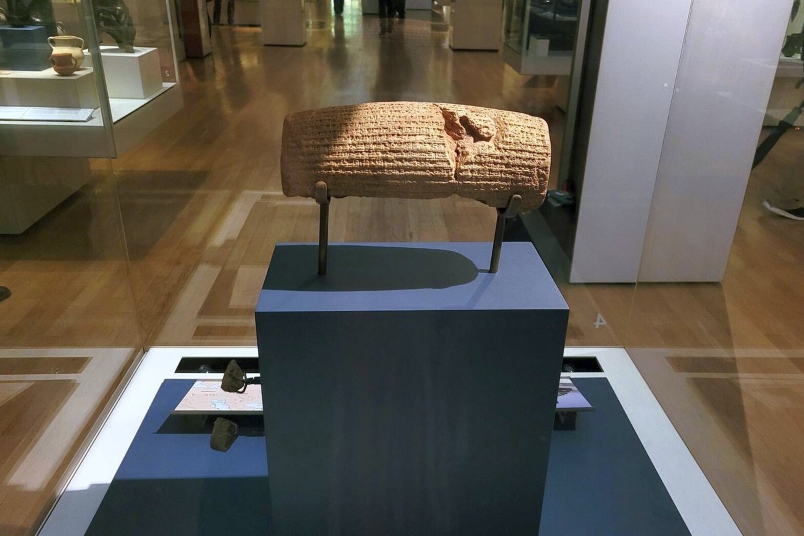 Ein altes Steinobjekt in einer Vitrine eines Museums. 