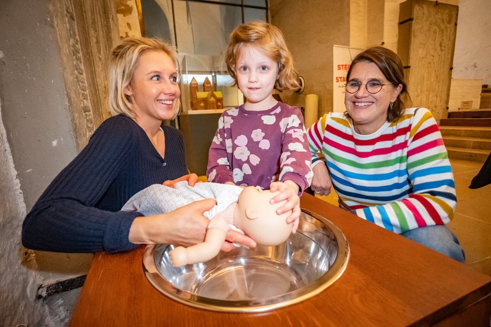 Kinder in einer Kirche 