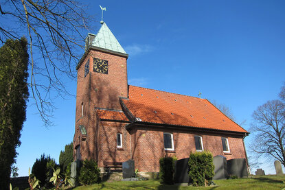 Friedhof vor der St.-Bartholomäus-Kapelle in Salem - Copyright: Ev.-Luth. Kirchenkreis Lübeck-Lauenburg