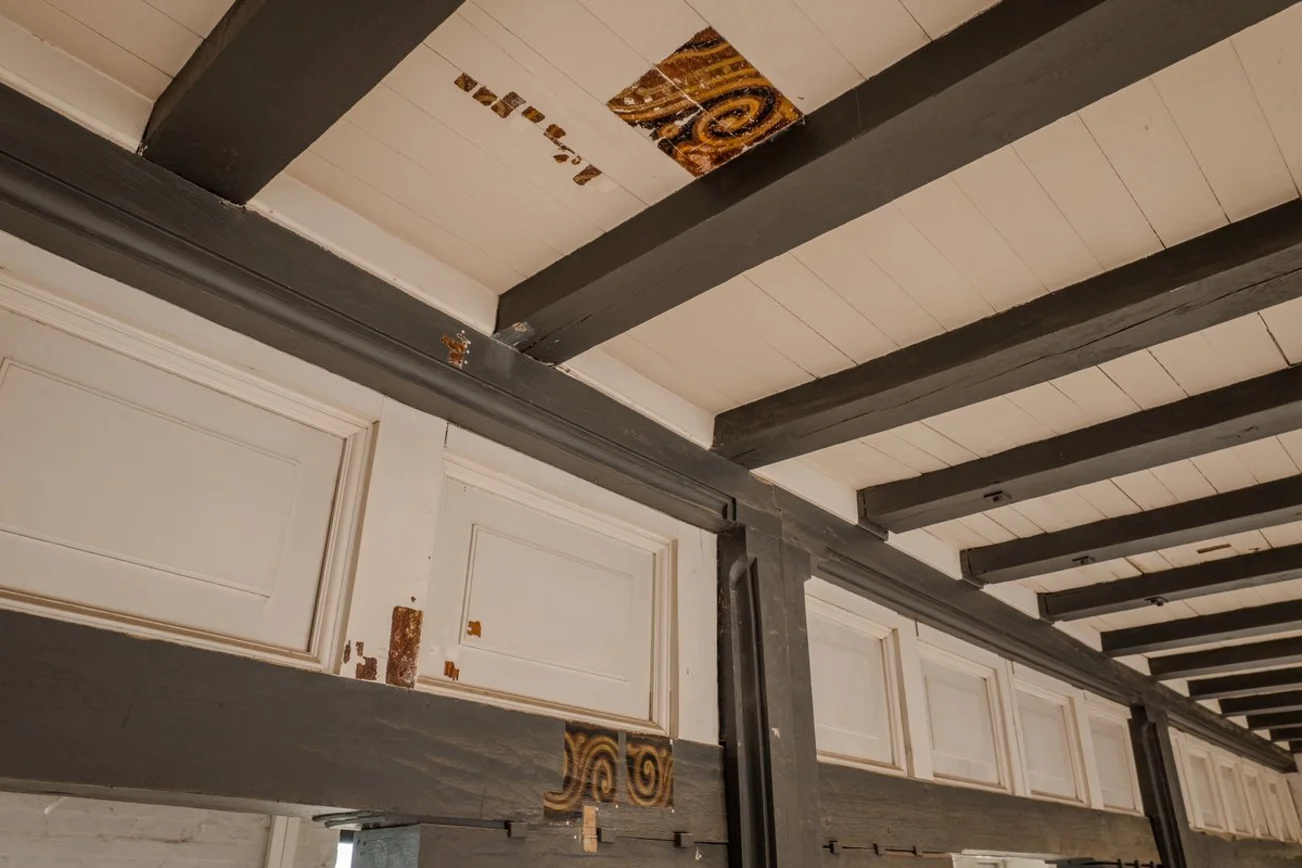 Blick auf Deckenkunstwerke