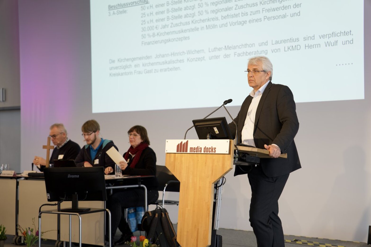 Ein Mann steht auf einer Bühne