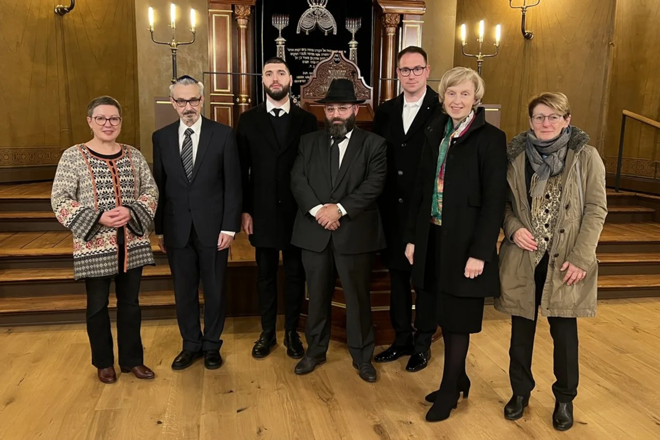 Menschen in einer Synagoge