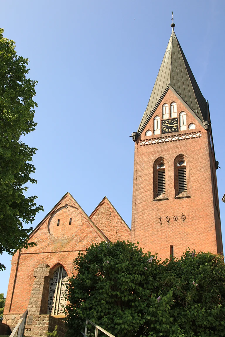 Außenansicht der St.-Marien-Kirche in Sandesneben