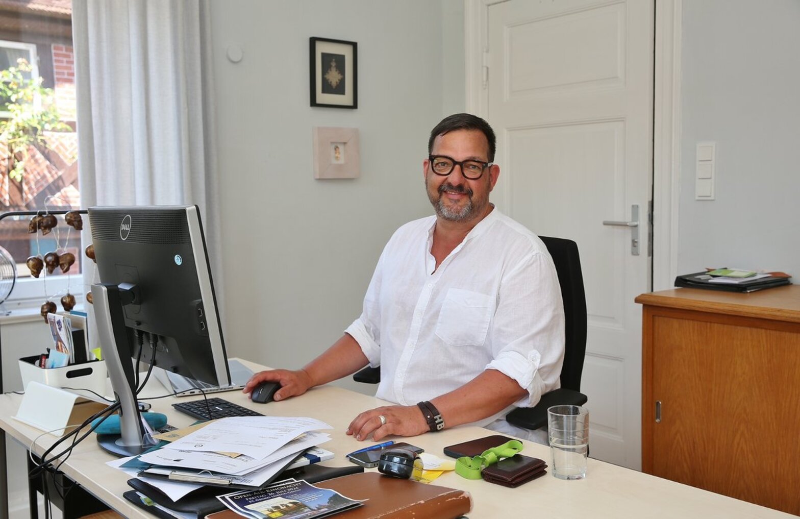 Ein Mann an einem Schreibtisch