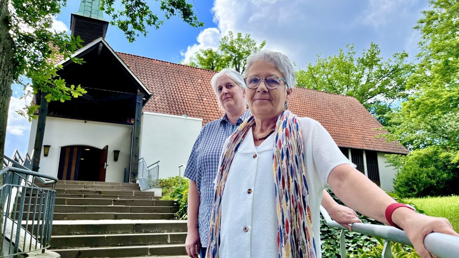 Zwei Frauen vor einer Kirche