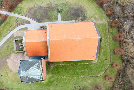 Es sind die Dächer der ST.-Marien-Kirche und dem Pastorat, sowie dem Gemeindehaus von oben zu sehen - Copyright: Oliver Beck