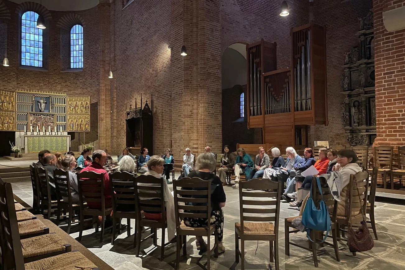 Menschen in einer Kirche 